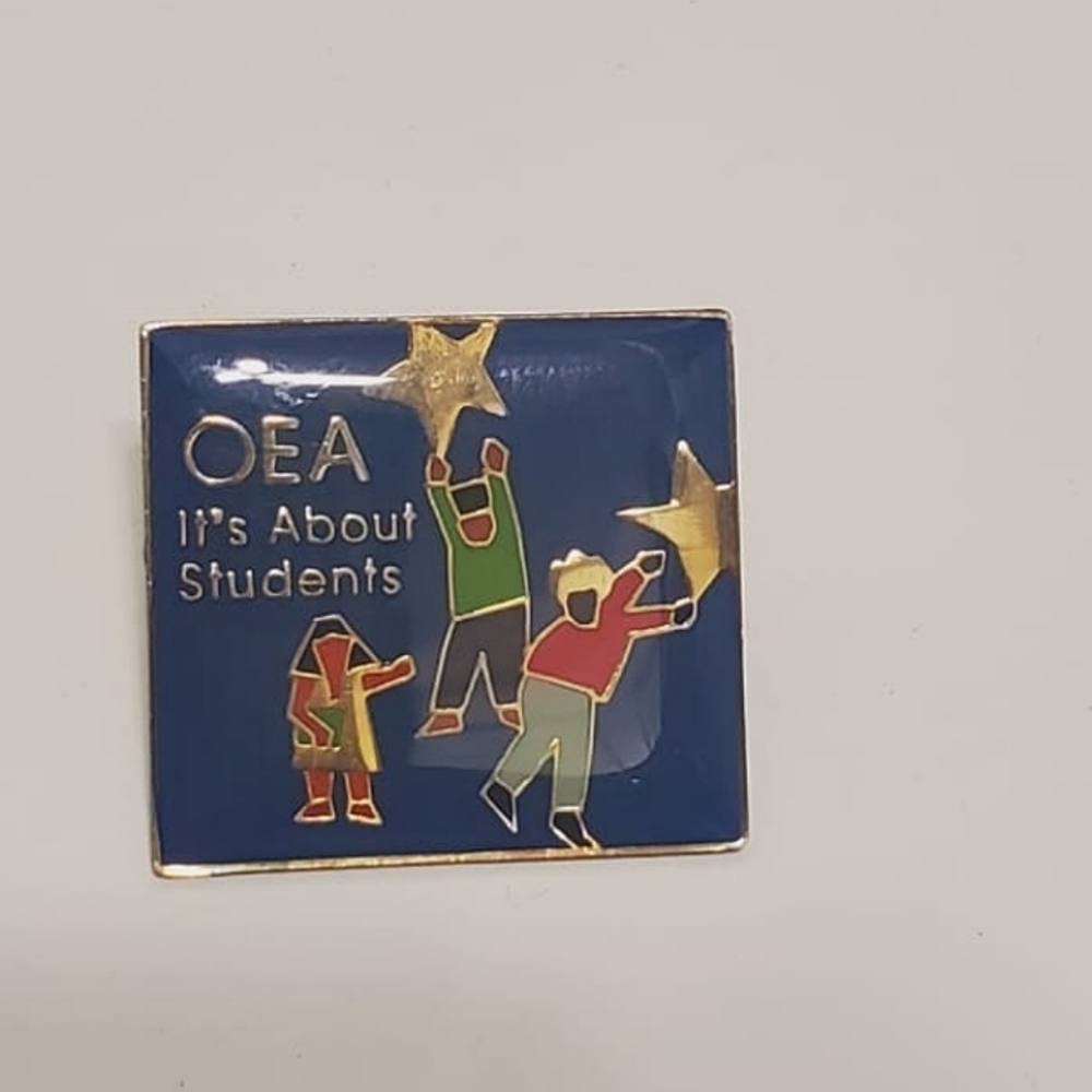OEA It's About Students Brooches Pin. 🌴